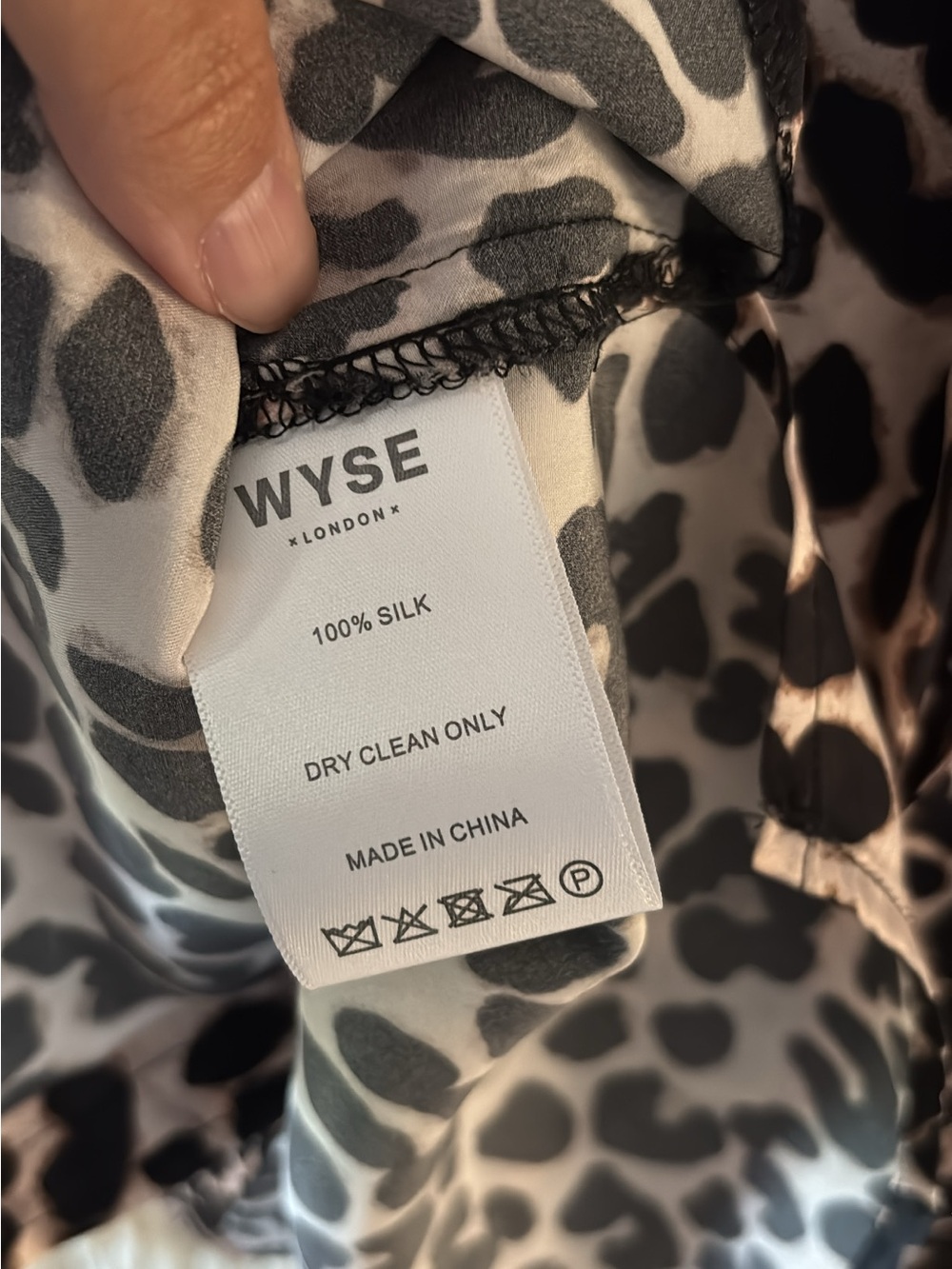 Nwt Wyse London Odette 100% Silk Button Down Shirt Blouse Leopard Print Size 0 — image 6 of 6